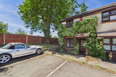 2 bed property, in Chancellor Gardens, £325,000