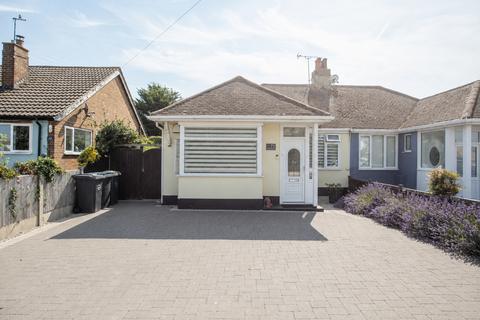 2 bed property, in Hampton Pier Avenue, £395,000