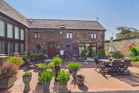2 bed property, in Barn Court, £270,000