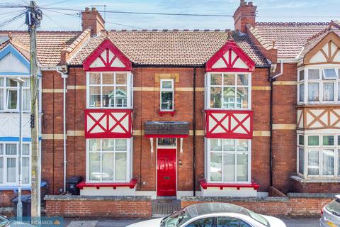 6 bed property, in Ashleigh Avenue, £400,000
