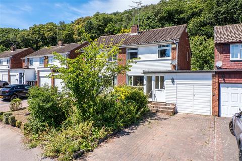3 bed property, in Fairview Drive, £425,000