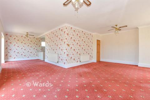 2 bed property, in Cross Road, £420,000