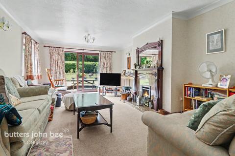 3 bed property, in Oakhurst Crescent, £380,000