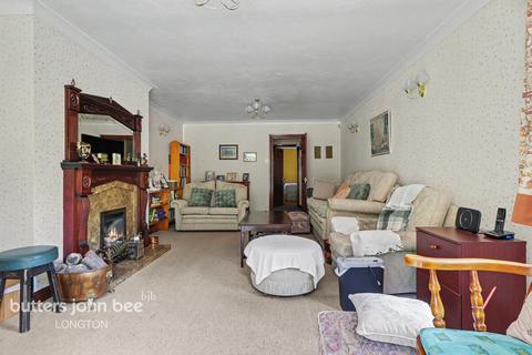 3 bed property, in Oakhurst Crescent, £380,000