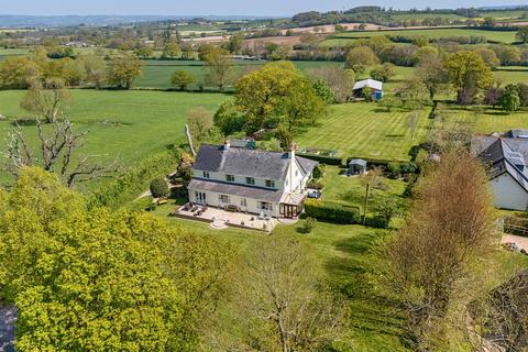 5 bed property, in Silver Street, £835,000