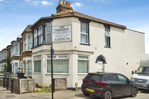 1 bed property, in Montagu Road, £180,000