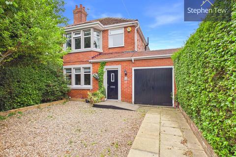 3 bed property, in Blackpool Old Road, £290,000