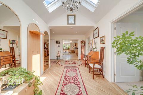 4 bed property, in Hatfield Road, £850,000
