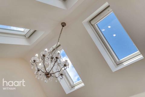 4 bed property, in Hatfield Road, £850,000