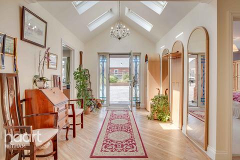 4 bed property, in Hatfield Road, £850,000