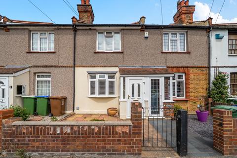 3 bed property, in Woodside Crescent, £450,000