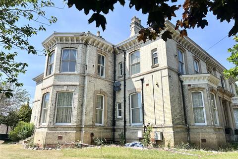 2 bed property, in Westlands Avenue, £82,000