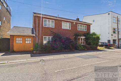 4 bed property, in St. Margarets Road, £550,000