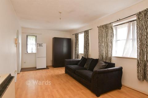 2 bed property, in Clifton Walk, £180,000