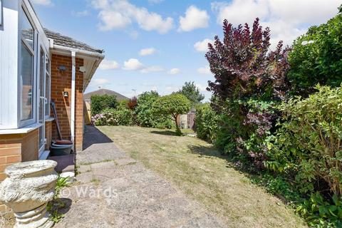 1 bed property, in Peak Drive, £220,000