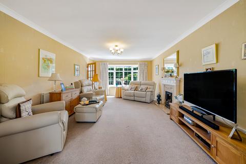 3 bed property, in Nicholas Way, £675,000