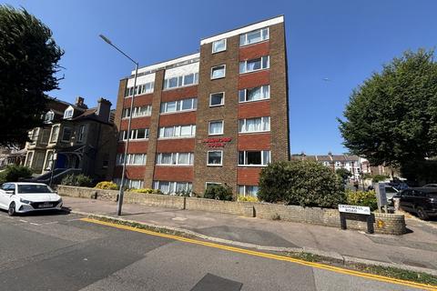 1 bed property, in Cromwell Road, £170,000