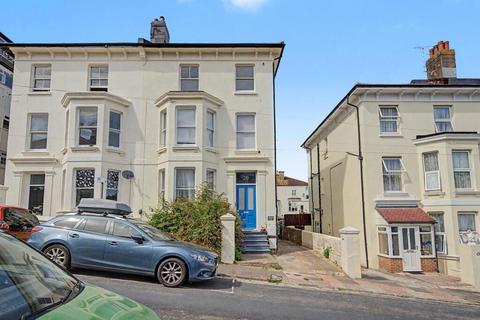 2 bed property, in York Villas, £274,000