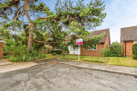 3 bed property, in Buckingham Close, £475,000