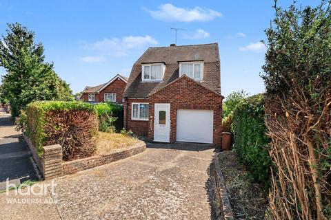 4 bed property, in The Ridgeway, £500,000
