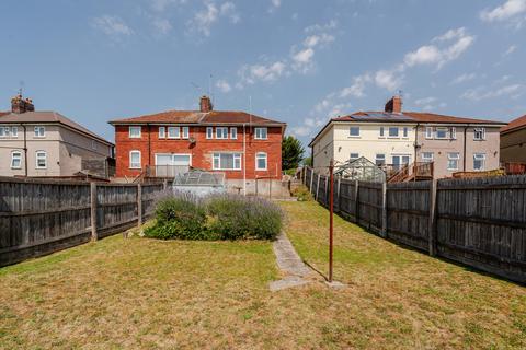 3 bed property, in Ponsford Road, £300,000