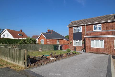 3 bed property, in St. Leonards Drive, £220,000