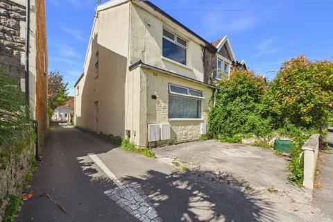2 bed property, in Moorland Road, £175,000