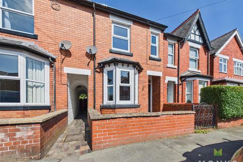 2 bed property, in Victoria Street, £190,000