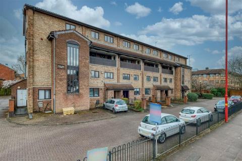 1 bed property, in Bristol Road South, £72,000