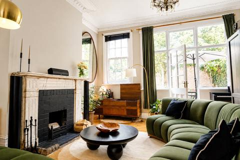 1 bed property, in Lewisham Road, £350,000