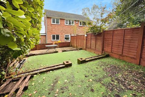 2 bed property, in Fern Road, £195,000