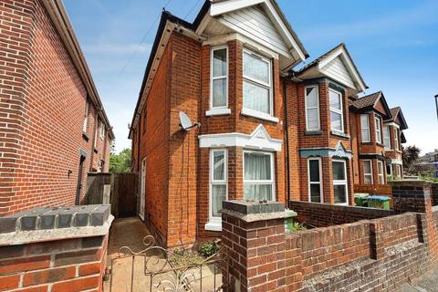 3 bed property, in Oakley Road, £270,000