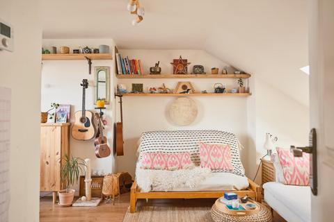 2 bed property, in Westminster Road, £260,000