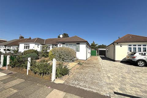 2 bed property, in Abbotts Walk, £415,000