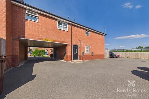 1 bed property, in Layton Way, £93,000