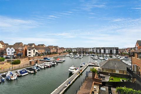 2 bed property, in Daytona Quay, £240,000