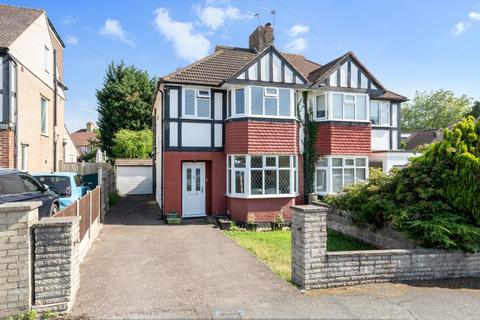 3 bed property, in Parklawn Avenue, £600,000