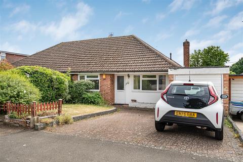 2 bed property, in Cannons Close, £450,000