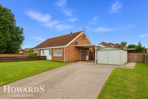 2 bed property, in Long Road, £210,000