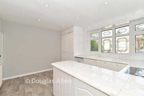 3 bed property, in Field Close, £500,000