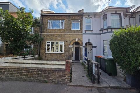 2 bed property, in Selwyn Road, £165,000