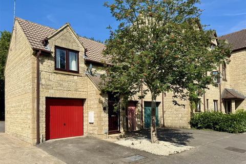 1 bed property, in Cirencester, £200,000