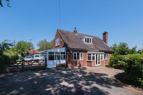 3 bed property, in Winsford Road, £475,000