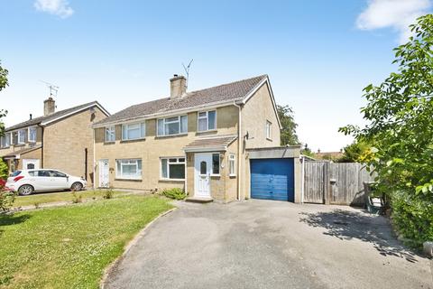 3 bed property, in Myrtle Road, £335,000