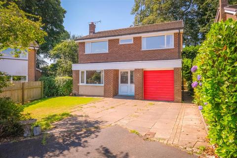 4 bed property, in Longroyde Close, £305,000