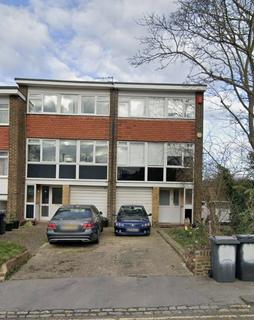 3 bed property, in Bracewood Gardens, £450,000