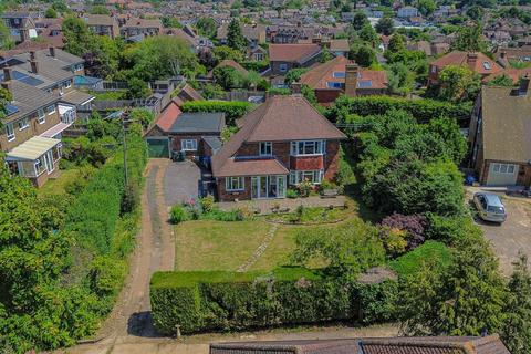 3 bed property, in Wood Ride, £650,000