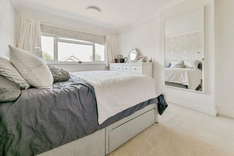 3 bed property, in Lower Innings, £495,000