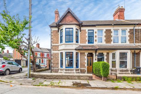 3 bed property, in Moorland Road, £325,000