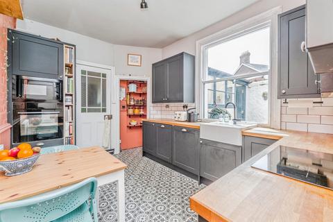 3 bed property, in Moorland Road, £325,000